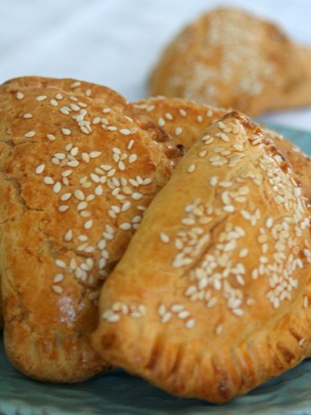 Τυροπιτάκια κουρού με κριτσίνια μαστίχας