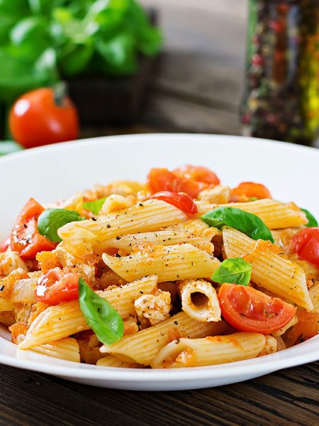 Πέννες φαγόπυρου με σάλτσα ντομάτας και κοτόπουλο