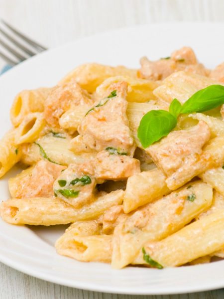 Πέννες με κοτόπουλο και άρωμα βασιλικού